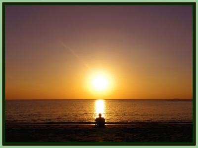 20080520132607-puesta-sol-hombre-sentado.jpg