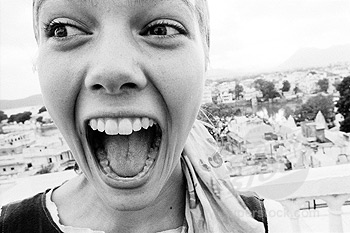 20080925115654-mujer-riendo-ciudad.jpg