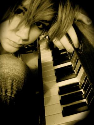 20081110012104-chica-piano.jpg