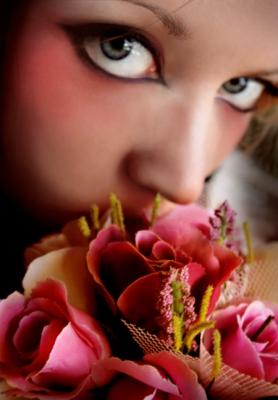20081126003935-mujer-ojos-flor.jpg
