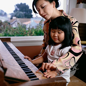 20081202004739-madre-e-hija-japonesas-tocando-el-piano.jpg