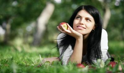 20081228212226-mujer-con-manzana-prado.jpg