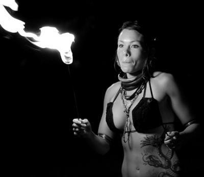 20090115105126-mujer-come-fuego.jpg