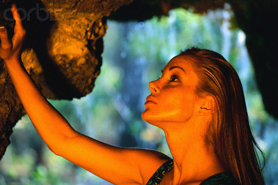 20090123165025-mujer-entrada-cueva.jpg