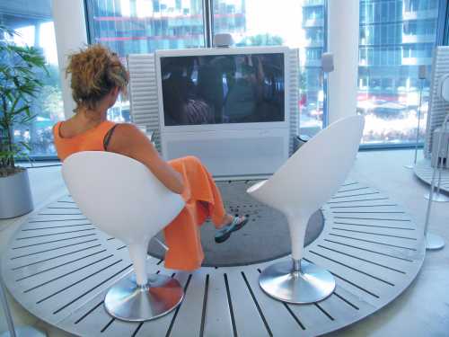 20090211141149-woman-watching-tv-42-years.jpg