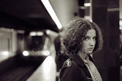 20090218095504-mujer-esperando-al-tren.jpg