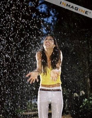 20090305142528-mujer-disfrutando-de-la-lluvia.jpg